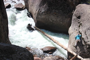 山间险径上的徒步者