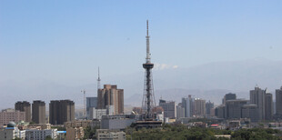 城市天际线中的高耸电视塔