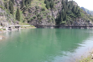 青山环抱的碧绿湖水