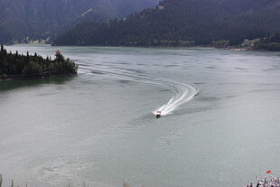 湖面上疾驰的白色快艇