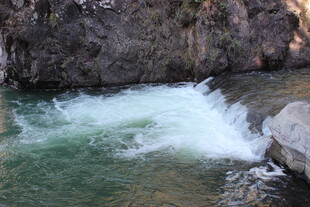 山间溪流激起白色水花