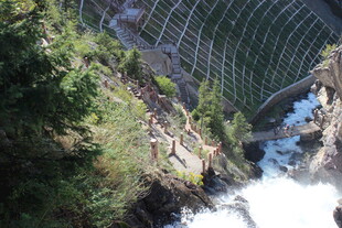 山间吊桥旁的湍急溪流