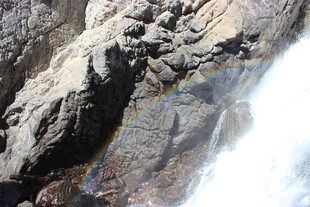 岩石间的绚丽彩虹