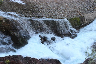 山间溪流瀑布景观