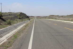 空旷公路延伸向远方