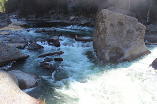 山间溪流中的巨石