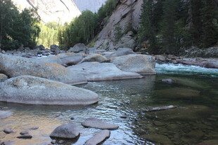山间清澈溪流与岩石景观