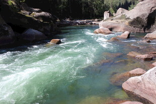 山间湍急的碧绿溪流