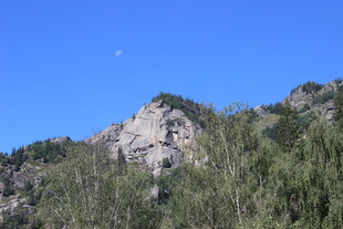 峻峭山峰与葱郁植被