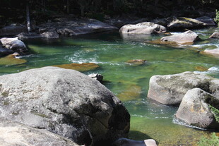 山间清澈溪流与岩石