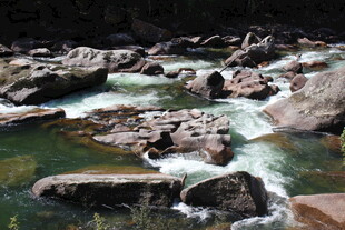 山间溪流与嶙峋怪石