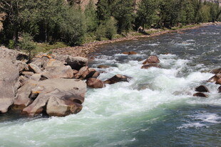 湍急河流与岸边嶙峋岩石