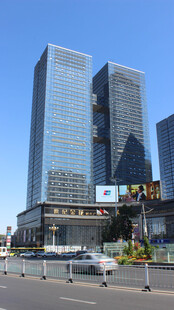 城市高楼林立的现代街景