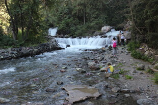 山间溪流旁的徒步者