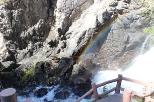 山间瀑布现彩虹美景