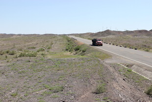 荒野中的行驶车辆