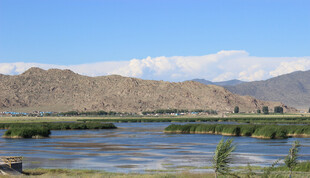 河畔边的壮丽山景风光
