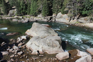 山间溪流旁的嶙峋巨石