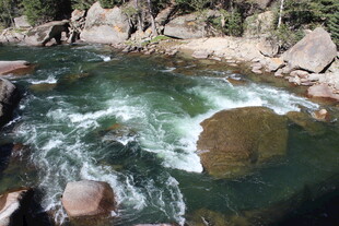 山间溪流湍急的清澈美景