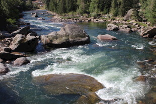 山间湍急溪流与嶙峋怪石