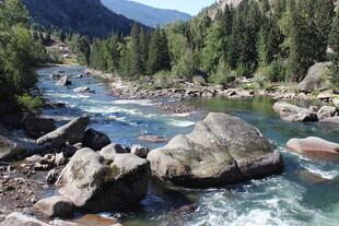 山间溪流与巨石的自然美景