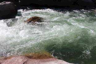 湍急溪流中的涌动水花