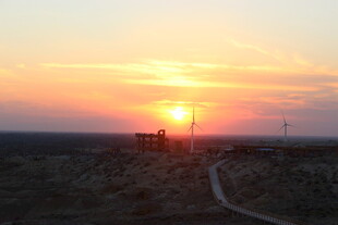 夕阳下的旷野之路