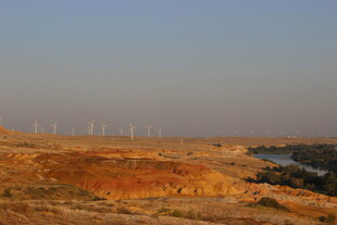 荒漠中的风力发电景观