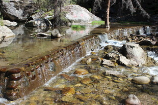 山间溪流小瀑布景观