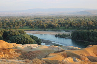 沙漠中的河流景观