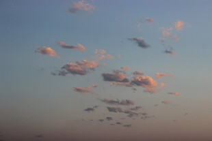 夕阳下的梦幻云朵