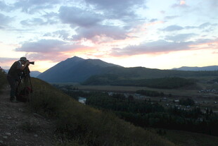 黄昏下的户外徒步者