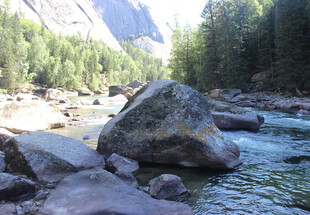 山间溪流中的大块岩石