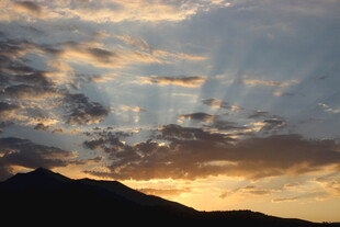 日落时分的山峦与霞光