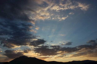 日落时分的壮丽天空景观