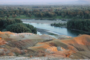 五彩山丘旁的蜿蜒河流