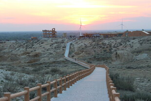 夕阳下的栈道景观