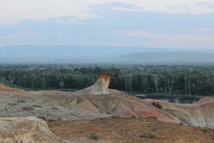 五彩山丘边的壮丽景观
