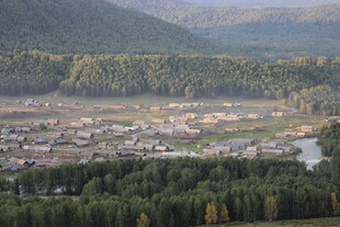 山间村落 绿意环绕的美景