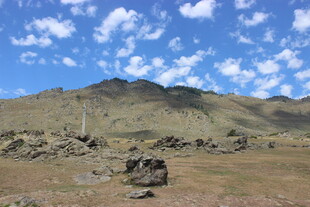 旷野山峦蓝天白云景致