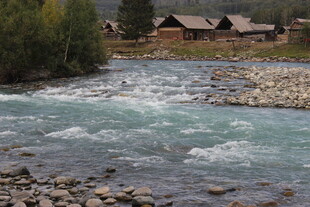 山间溪流旁的古朴村落