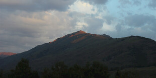 夕阳下的山峦美景