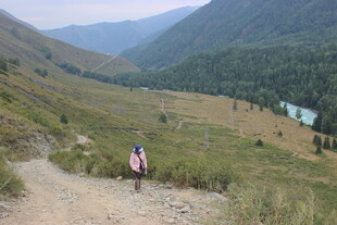 山间徒步者的美丽风景