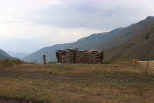 山间荒野中的古朴小屋