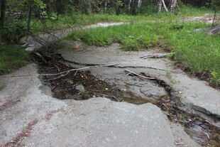 路面塌陷的户外场景