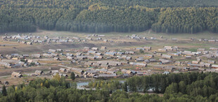 俯瞰山间村落美景