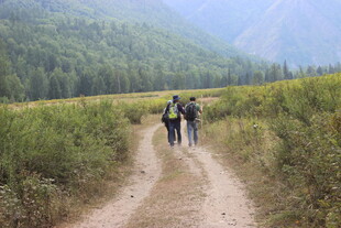 徒步者穿行于山间小道
