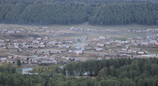 俯瞰山间小镇景色