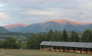 山间木屋与绚丽霞光美景