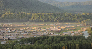 山间村落 绿意环绕的美景